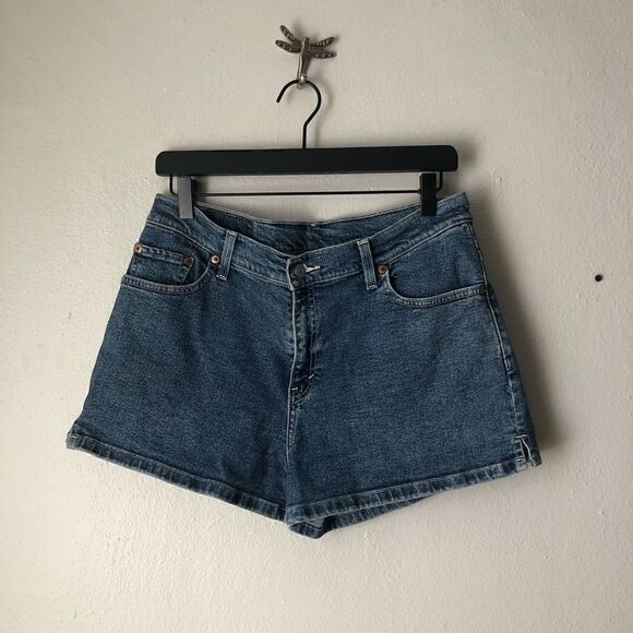 Vintage Levi’s medium wash blue denim shorts junior size 13/30 - Picture 1 of 10